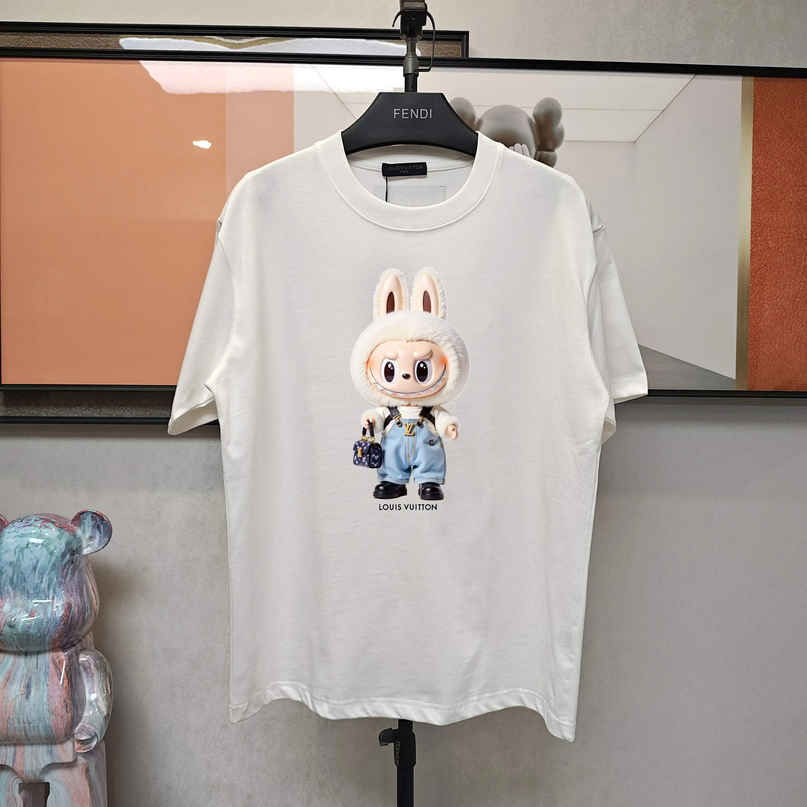 🅿️190 lv co-branded labubu🌟New summer style🎽made of pure cotton fabric, super soft and skin-friendly! High-end hand-painted printing with logo, design embellishment, neat and detailed wiring inside, making the upper body fashionable! High-end and versatile model, the quality is visible! Size: S-XXL Color: black, white